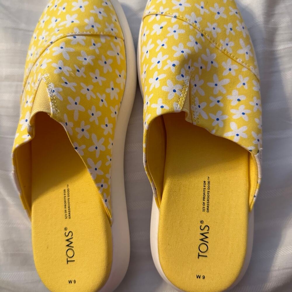 Toms‎ Daisy Slip ons   Like new